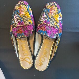 Cute loafer slides that look great with jeans or a flowy neutral pant!